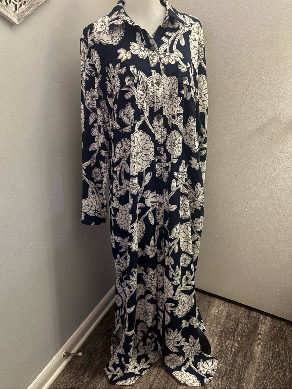 !! NWT!!!   LOFT Navy and White Floral Maxi Shirt Dress - Picture 2 of 10